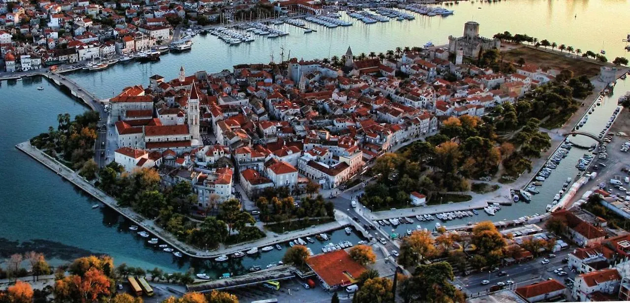 Santa Lucia Daire Trogir
